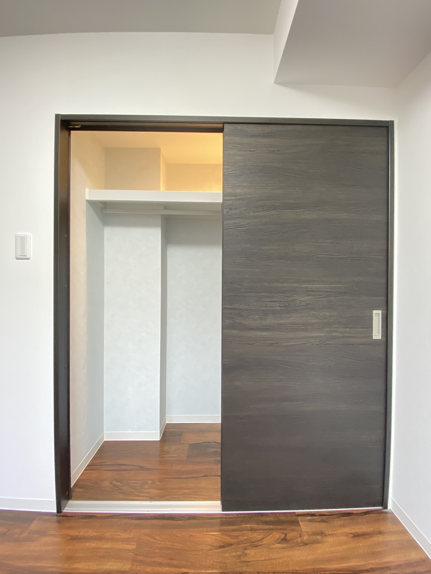 収納　奥行きのあるウォークインクローゼットです。