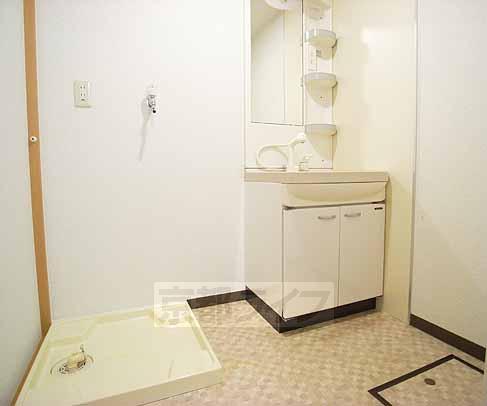 洗面設備　脱衣スペースも広くとってます