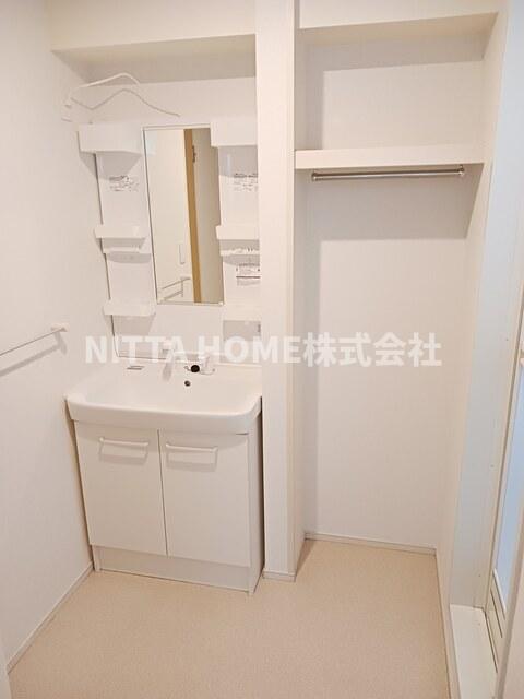 洗面設備　シャワー付きの洗面化粧台もあります◇