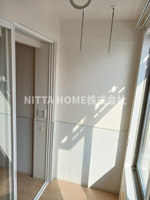 バルコニー　サンルームに室内物干し設置しています◎