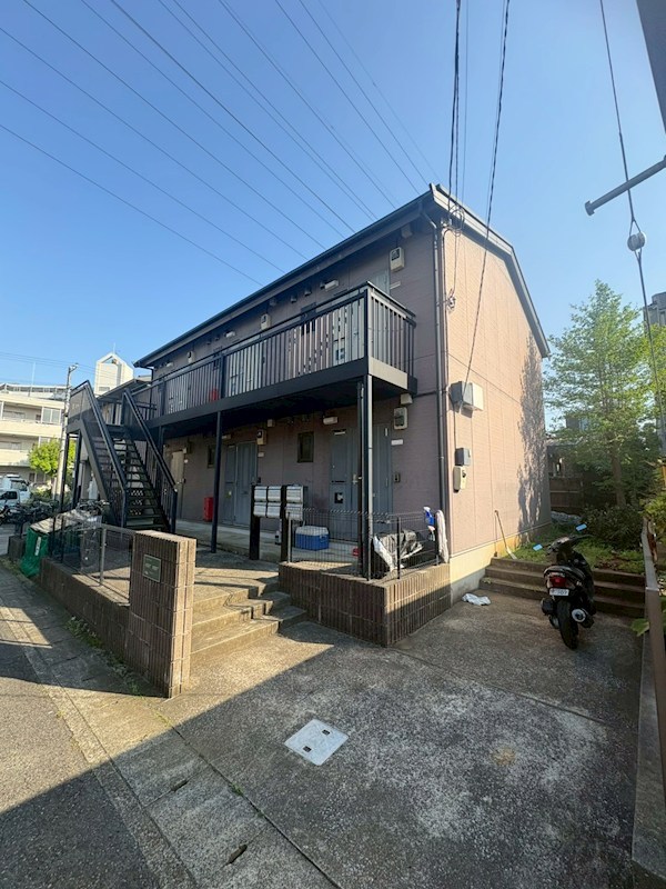 建物外観　住宅街に馴染む落ち着いた佇まい。穏やかな住環境を求める方に。