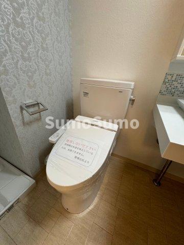 トイレ　落ち着いた色調のトイレです