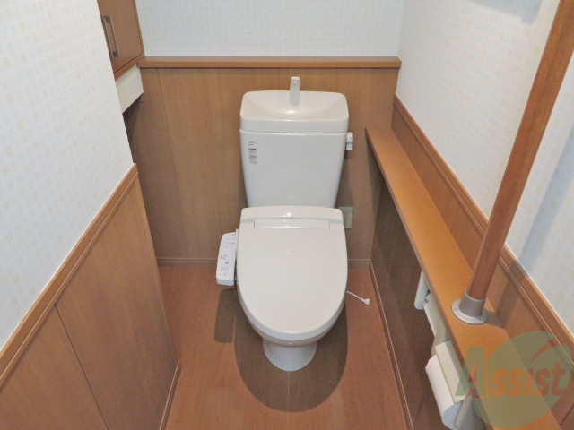 トイレ　トイレは手すりも付いていて広くてよさそうです
