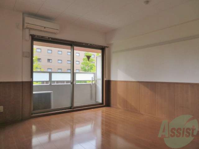 居室・リビング　９．５帖の広いお部屋で、壁も２色で温かみのあるお部屋ですね