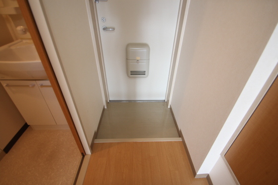 玄関　※別号室の写真です
