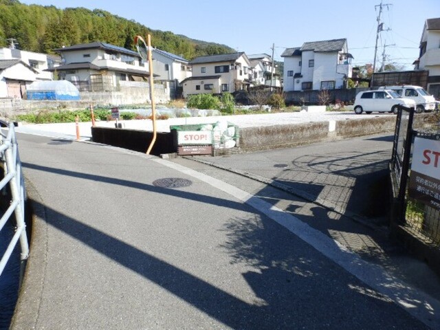 ロビー　前面道路＆入口
