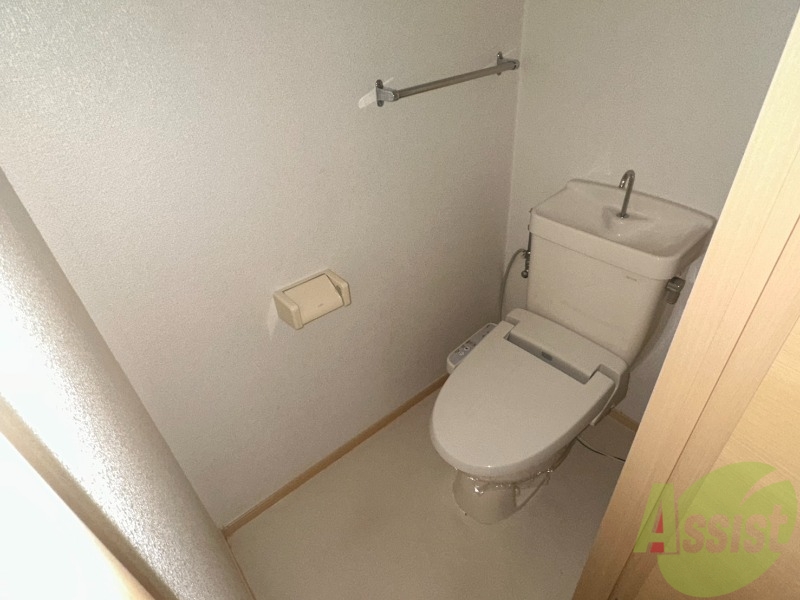 トイレ　トイレはウォシュレット機能付きです。安心して使用できますね。