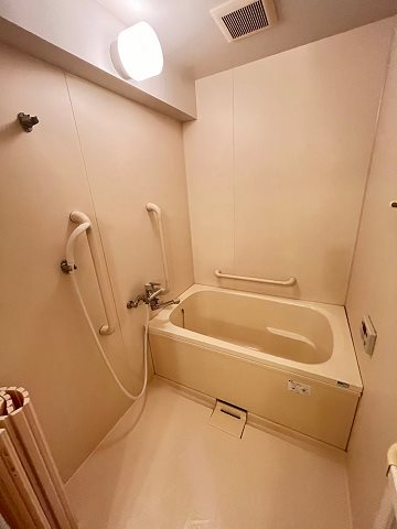 バス・シャワールーム　コンパクトで使いやすいお風呂です