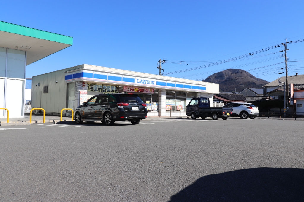 コンビニ　ローソン 玖珠グリーンプラザ店（コンビニ）まで587m