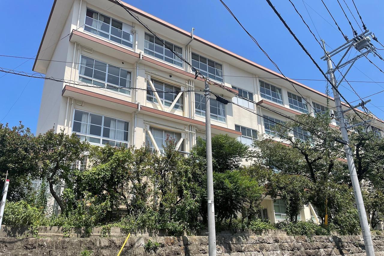 中学校　山里中学校（中学校）まで400m