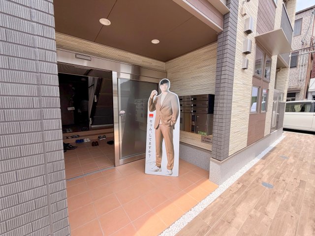 エントランス　オシャレなエントランスは安心のオートロック付きです。