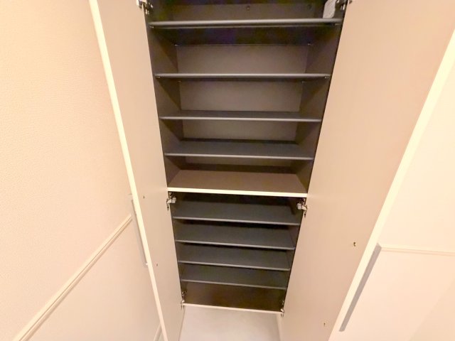 収納　大きいシューズボックスは靴がいっぱい入れれますね。
