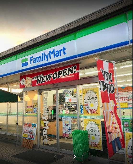 コンビニ　ファミリーマート（コンビニ）まで556m