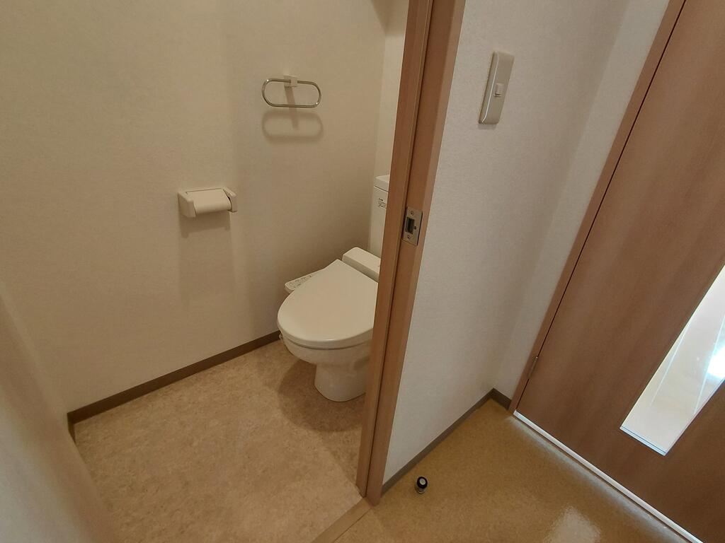 トイレ　（参考）他室の写真を使用しています。現況優先となります。