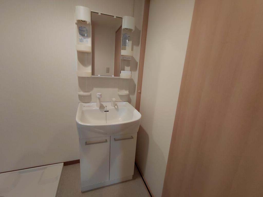 洗面設備　（参考）他室の写真を使用しています。現況優先となります。