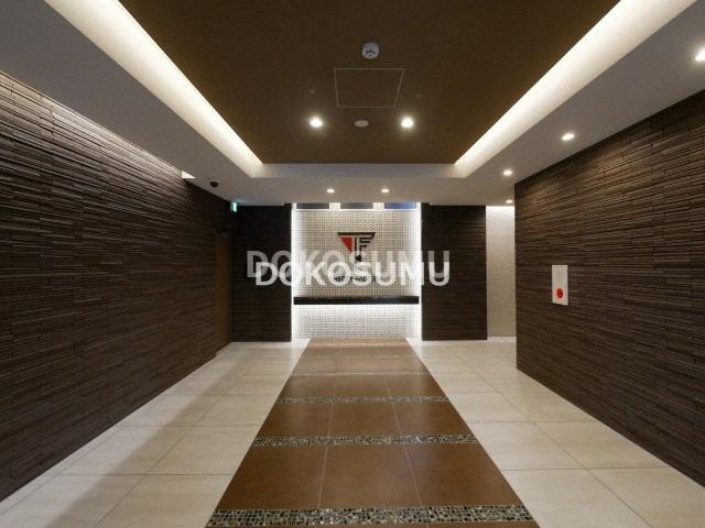 エントランス　オンからオフへ。心地よい静寂へといざなうエントランス。