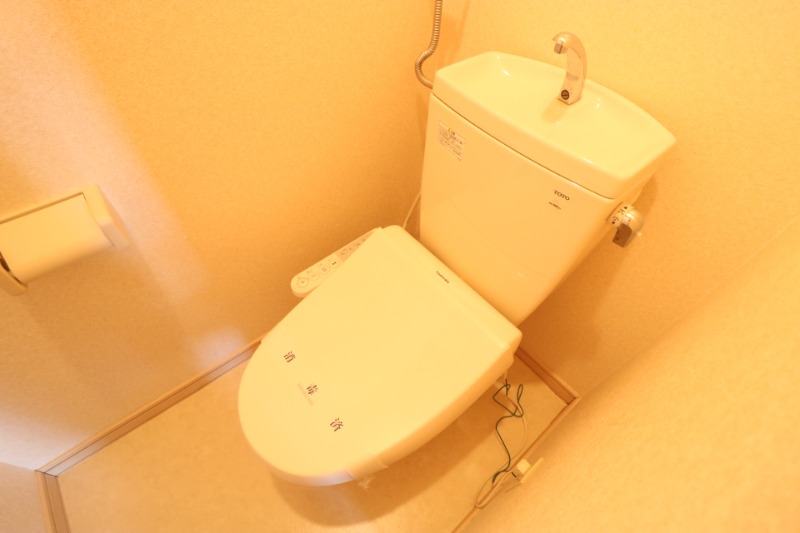 トイレ　ウォシュレット付き