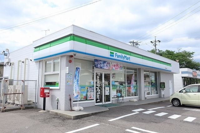 コンビニ　ファミリーマート（コンビニ）まで650m