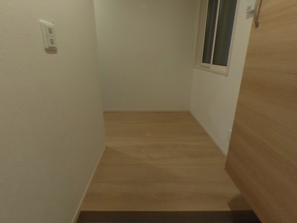 玄関　※同建物の別のお部屋の写真です。