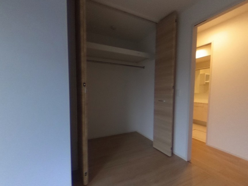 収納　※同建物の別のお部屋の写真です。