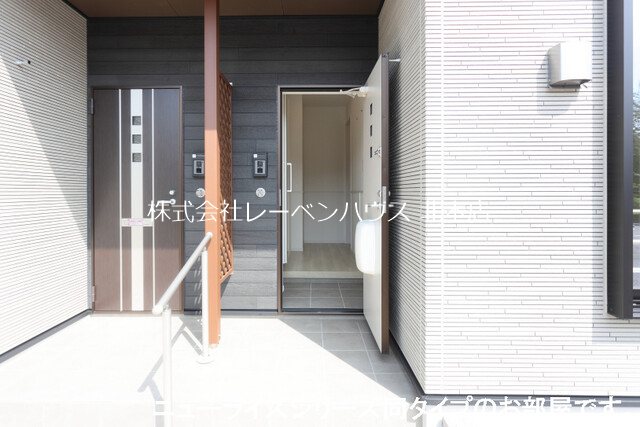 玄関　レーベンハウス北本店へ048-590-5757