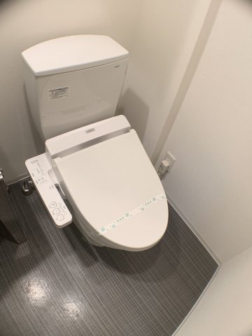 トイレ　温水洗浄便座付きのトイレです♪