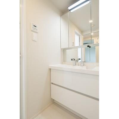 洗面設備　※同タイプの別のお部屋です。