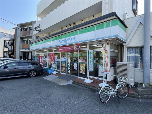 コンビニ　ファミリーマート（コンビニ）まで672m