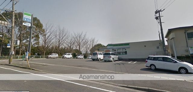 コンビニ　ファミリーマート（コンビニ）まで87m