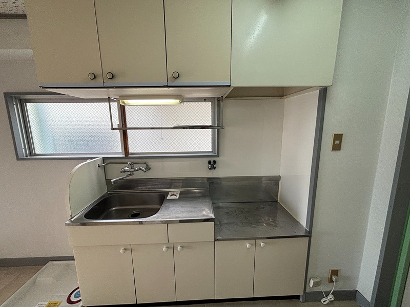 キッチン　調理スペースあり、窓もあります