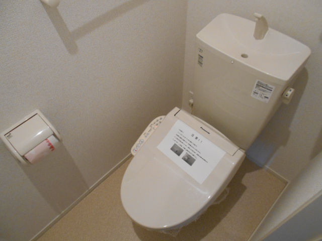 トイレ　温水洗浄便座完備・小物収納棚あり