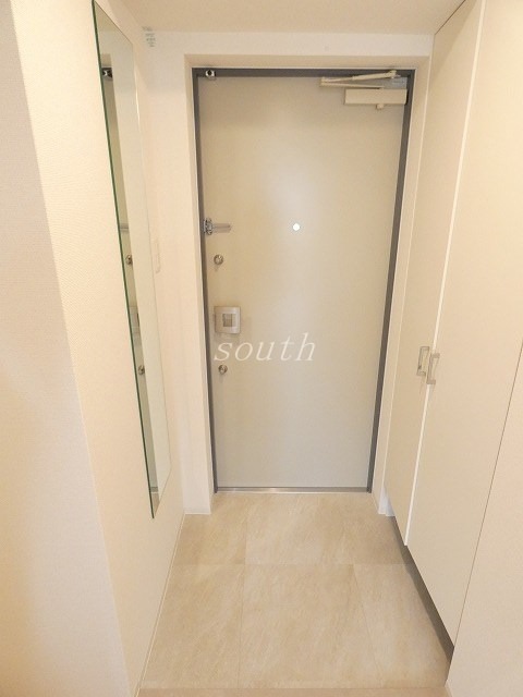 玄関　お部屋により室内カラーが異なる場合がございます
