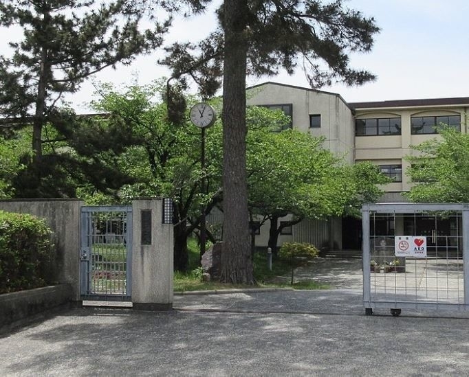 中学校　西宮市立甲陵中学校（中学校）まで1105m