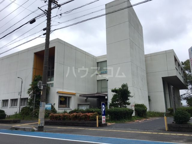 図書館　四日市市 市立図書館（図書館）まで440m