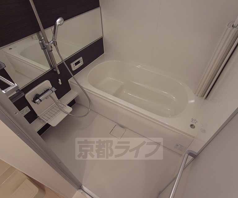 バス・シャワールーム　広いバスルームです。