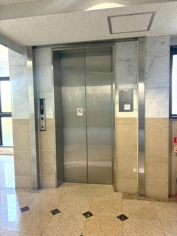 ロビー　3階建てでエレベーター付き♪