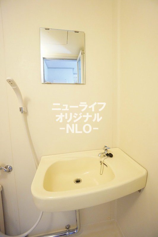 洗面設備　浴室内に洗面シンクと鏡が付いています☆