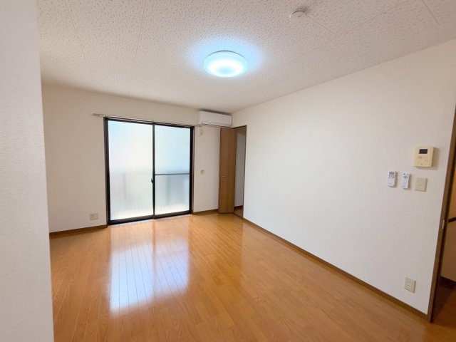 その他部屋・スペース　ゆとりのあるベッドルームで快適な睡眠をとってくださいね。