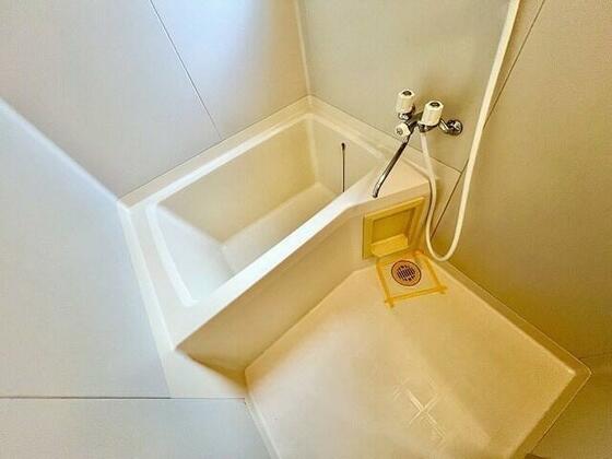 バス・シャワールーム　シンプルな浴室は窓付きでしっかり換気できます！