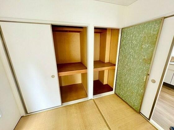 収納　洋服などをたっぷりしまえる押入付き！