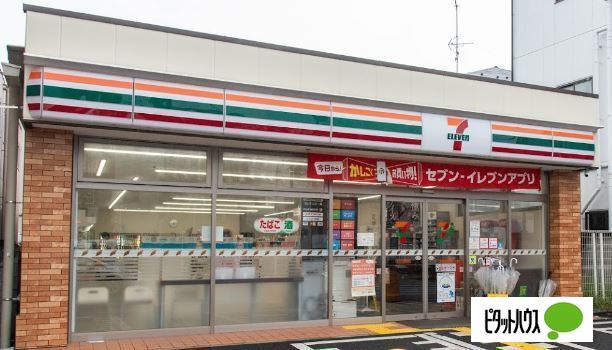 コンビニ　セブンイレブン足立竹ノ塚駅西店（コンビニ）まで128m