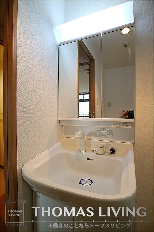 洗面設備　女性に人気の2面鏡タイプの洗面台