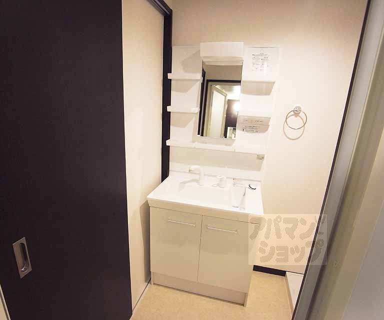 洗面設備　シャンプードレッサー付きの洗面台。