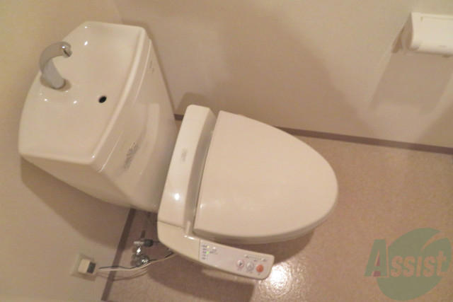 トイレ　嬉しいウォシュレット機能付きです。シャワートイレは便利です。