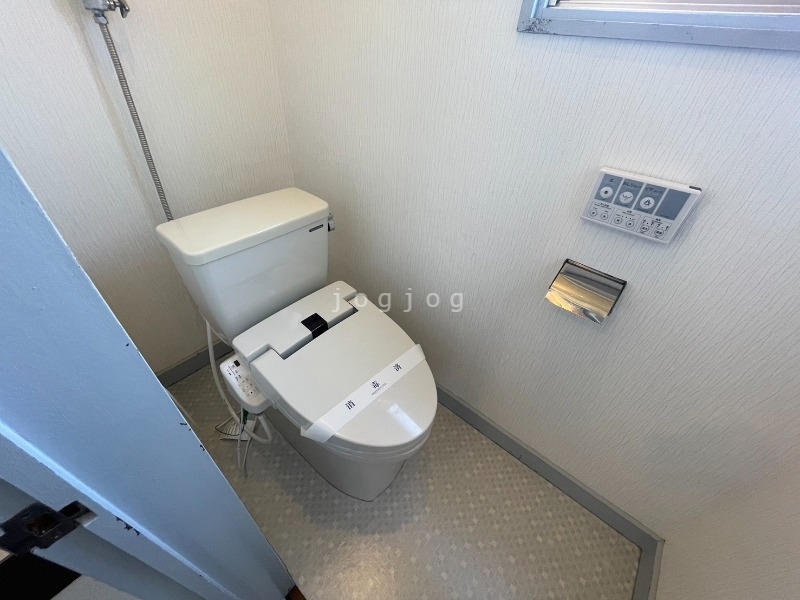 トイレ　嬉しい温水洗浄便座付きのトイレです。
