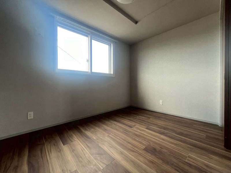その他部屋・スペース　こちらのお部屋は光が差し込む、温かみのあるお部屋です。