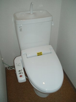 トイレ　落ち着いた色調のトイレです