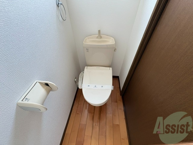トイレ　こちらはトイレになります。ウォシュレット機能付です。