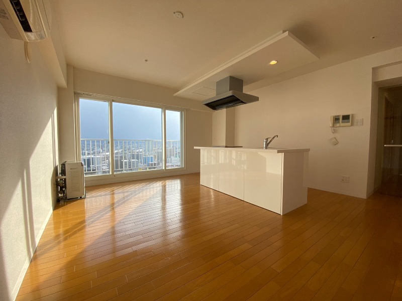 居室・リビング　広くてキレイなお部屋が広がっていて、充実した生活が送れそう。