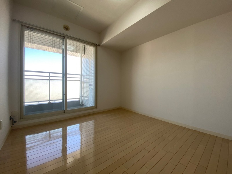 その他部屋・スペース　寝室はこちらです。光が差し込む、温かみのあるお部屋です。